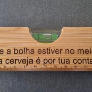 Nível de Bolha em Bambu com Frase Cómica